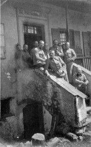 Оберлейтенант горнострелкового полка ландвера Роберт Музиль в группе офицеров (Музей Капоретто)