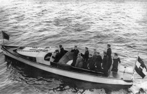Катер с гробом адмирала Хауса отходит от борта линкора "ViribusUnitis".Честь отдает император Карл (10.02.1917 г.)