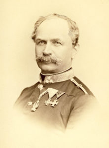 Оберст Карл Тіллер фон Турнфорт з листопада 1867 по грудень 1871 року був командиром 9-го польового артилерійського полку. На його ґудзиках видно номер «9»