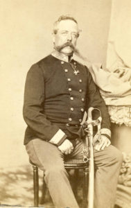 Майор 6-го жандармського полку Рудольф Бергхофер (1866). На гудзиках видно цифру «6»