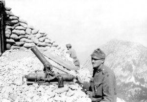 Легкий 8-см пневматический миномет М15 на позиции на итальянском фронте, 1916 г. В условиях траншейной войны особое значение приобрели разнообразные мелкокалиберные артиллерийские системы непосредственной поддержки пехоты. В пневматических минометах мины метались при помощи сжатого воздуха. При этом артиллерийская позиция не демаскировалась, то есть противник, не зная где установлен миномет, не мог ответным огнем подавить его.