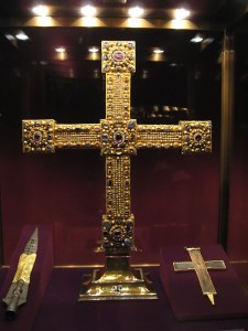 Императорский крест (рядом Святое Копье и реликварий с частицей Святого Креста