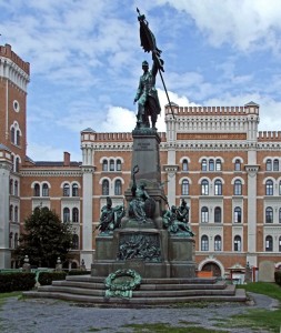 Монумент, посвященный участию 4-го пехотного полка в Первой мировой войне, установленный напротив их быших казарм "Россауер-казерн" (Roßauer Kaserne)