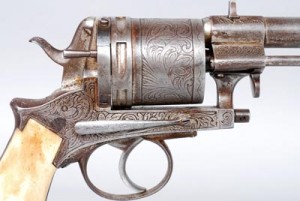 Вид на револьвер Gasser M1870 со стороны предохранителя