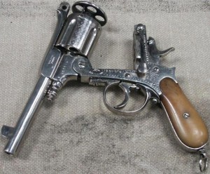 Револьвер Gasser M1880 Montenegrin при перезаряжании