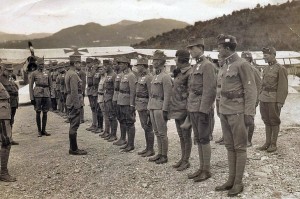Командующий 20-м армейским корпусом эрцгерцог Карл инспектирует авиационную часть (1916)