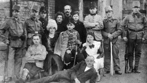 Послевоенная фотография молодых людей в смеси элементов обмундирования