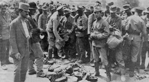 Осмотр личных вещей австро-венгерских военнопленных в Дарницком лагере
