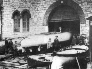Спуск на воду «Гляйтбота» Nr. I, 15 апреля 1918 г. Слева у катера —Макс Шомбати, справа — Эккерт фон Лабин