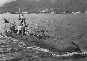 U-5 в гавани Каттаро. На рубке нанесён самодельный камуфляж (25 августа 1915 г.).