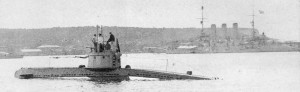 U-11 в Каттаро на фоне броненосного крейсера SMS «Sankt Georg»