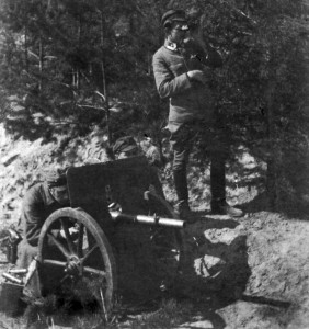 3,7-см горная пушка образца 1913 г. на вооружении Легионов Польских (весна 1916 г.). У ног заряжающего стоит открытый ящик с шрапнелью.