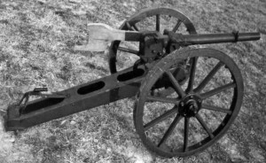 3,7-см горная пушка образца 1913 г. на колесном лафете, которая хранится в коллекции Музея вооруженных сил (Будапешт). Ствол изготовлен в 1904 г. и значит был изготовлен для 3,7-см морской пушки L/20. Хорошо видно приклад, благодаря чему у пушки отсутствовали сложные оптические приборы прицеливания.
