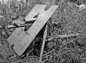 3,7-см пехотное орудие образца 1915 г. с разорвавшимся при выстреле стволом. Несовершенство снарядов могло привести к столь печальным последствиям. Хорошо видно нарезы в канале ствола.