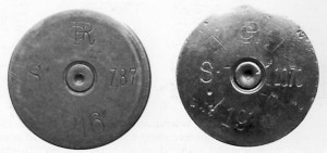 Донца гильз боеприпасов к 3,7-см пехотному орудию образца 1915 г.: от фугаса (слева) и мино-фугаса (справа). Хорошо видно штамп завода «Братья Рот» — «GR».