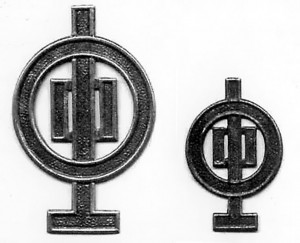 «Знаки специальности» (Spezialistenabzeichen) на правую сторону кепи (слева, размер 47х31 мм) и петлицы на воротнике (слева, размер 32х21 мм) для членов расчетов 3,7-см пехотных орудий образца 1915 г. (Infanteriegeschützabzeichen), которые были учреждены в 1917 г. Знаки были штампованными и просто пришивались на свои места.