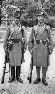 Конный (слева) и пеший венгерские жандармы, экипированные односекционными кавалерийскими патронташами образца 1895 г.