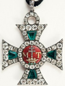 Аверс креста Ордена Св. Стефана, украшенный изумрудами и брильянтами