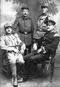 «Братство по оружию» — германские и австрийские артиллеристы. Формайстер, который стоит справа, носит «Аксельбант наводчика артиллерийского орудия»
