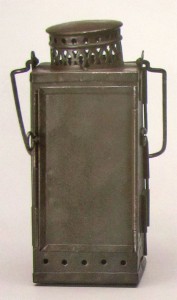 Комбинированный фонарь, который можно было использовать как с маслом, так и со свечой (из коллекции Военного музея в Будапеште)