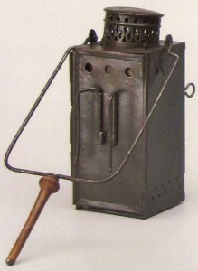 Комбинированный фонарь, который можно было использовать как с маслом, так и со свечой (из коллекции Военного музея в Будапеште)