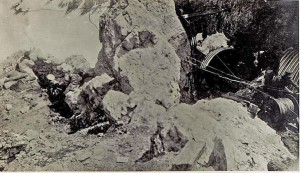 Пулеметная позиция в горах на Итальянском фронте. Используется трофейный российский пулемет системы Максима. Слева на переднем плане лежит катушка с телефонным кабелем.