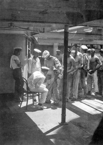 Судовий лікар оглядаю команду після повернення із відлучення на берег (1910)