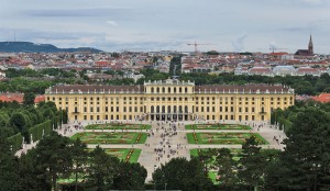 Дворец в Шёнбрунне — летняя резиденция Габсбургов — сегодня (вид со стороны парка)