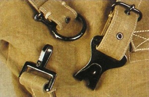 Лямки к рюкзаку образца 1913 года (хорошо видно кольцо на одной из лямок и карабин на рюкзаке, за который его цепляли)