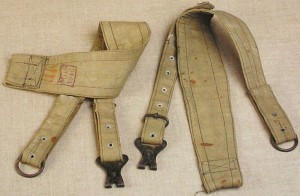 Лямки к рюкзаку образца 1913 года (хорошо видно крючки, которые цепляли за рамки на тыльной стороне патронных подсумков)