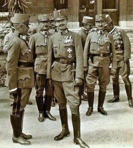Генерал-полковник барон Венцель фон Вурм (крайний слева) и император Карл во время 180-й церемонии награждения «Военным орденом Марии Терезии» (Вартхольц, 17 августа 1917 г.)