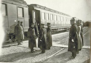 Прибытие императора и короля Карла на поезде на военно-морскую базу в Пола