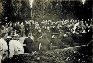 Последнее прощание императора и короля Карла и представителей военных и гражданских оргнаов власти с гроссадмиралом Антоном Хаусом на кладбище в Поле