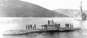SMU-47 в заливе Каттаро (на заднем плане броненосный крейсер Sankt Georg)
