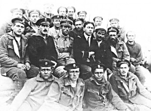 Групповое фото экипажа SMU-47, в центре командир — линиеншиффслейтенант Hugo Freiherr von Seifertitz
