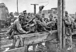 Пехотинцы, идущие на фронт во время 7-й битвы над Изонцо (14–18 сентября 1916 г.), набирают питьевую воду в индивидуальные водоносные фляги из колонки