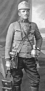 Лейтенант с пехотной флягой образца 1909 г. в нетипичной кожаной обвязке для черезплечного ношения