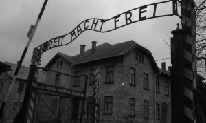«Праця робить [людину] вільною» — гасло над входом до нацистського табору знищення Аушвіц