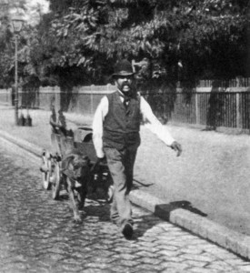 Собака помогает торговцу на улице Вены (около 1900 г.)
