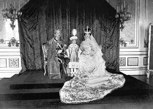 Последние Габсбурги: император Карл с супругой Зитой и сыном Отто во время коронации в качестве венгерского короля. 30 декабря 1916 г.