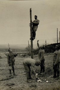 Оборудование полевой телефонной линии в Соснове (25-й корпус генерала Гофмана, 1915 г.). Солдат слева держит в ркках катушку с телефонным проводом