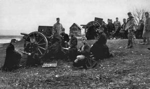 Как и в эпоху наполеоновских войн, в начале Первой мировой войны австро-венгерские артиллеристы пытались вести огонь прямой наводкой с открытых огневых позиций