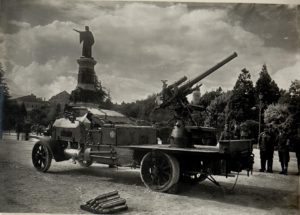 Германское зенитное артиллерийское орудие, установленное на шасси германского грузовика. Сзади стоят австро-венгерские военнослужащие