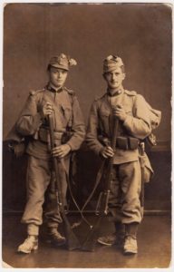 Бойцы батальона Брегенц Форарльбергского штандшютца, вооруженные германскими «Комиссионными винтовками образца 1888 г.»