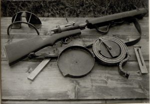 «Maschinengewehr des Standschützen Hellriegel» с барабанным и коробчатым магазинами, а также с люлькой для поддержки первого (в левом верхнем углу)