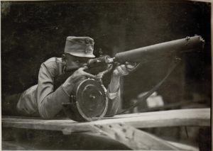 Стрельба из пистолет-пулемета «Maschinengewehr des Standschützen Hellriegel» из положения «лежа»