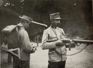 Два номера расчета пистолет-пулемета «Maschinengewehr des Standschützen Hellriegel»: 1-й — стрелок и 2-й — подносчик патронов