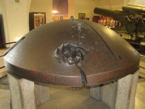 Последствия попадания снаряда, выпущенного из австро-венгерской гаубицы Škoda 30.5 cm Mörser M. 11, по вращающейся бронированной башне бельгийского форта Кессель, расположенного на подступах к Антверпену. Экспонат Военно-исторического музея в Вене