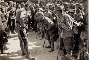Император и король Карл общается с солдатами после 11-й битвы на Изонцо (22.08.1917)