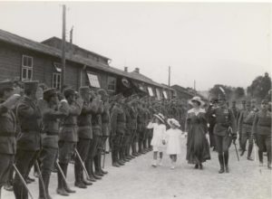 Император и король Карл с супругой и детьми осматривает почетный караул на станции Пайербах (24.08.1918)